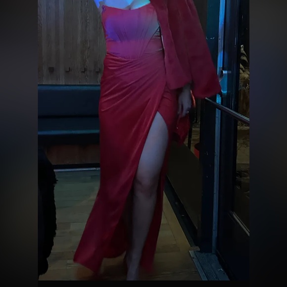 Long wedding red dress with slit and open back - Picture 7 of 9